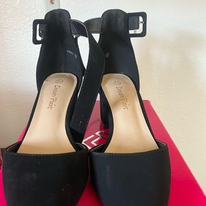 Pointy heel with strap